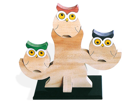 3羽のふくろうと止まり木