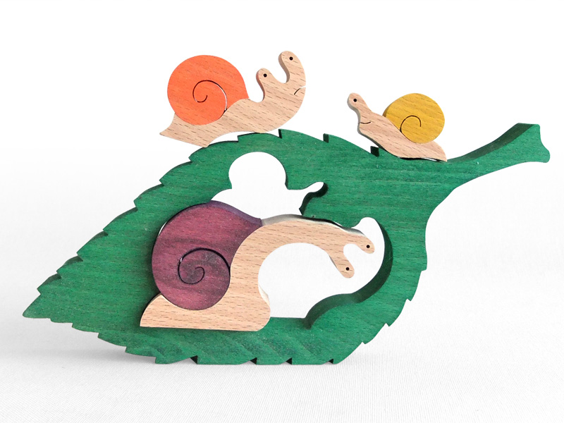 葉の上のでんでんむし カラフル 木のおもちゃ杢 Moku